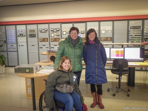 Tisch mit den Überwachungsmonitoren