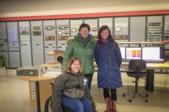 Tisch mit den Überwachungsmonitoren