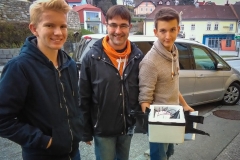 Stolz wird die geborgene Nutzlast präsentiert Stolz wird die geborgene Nutzlast präsentiert